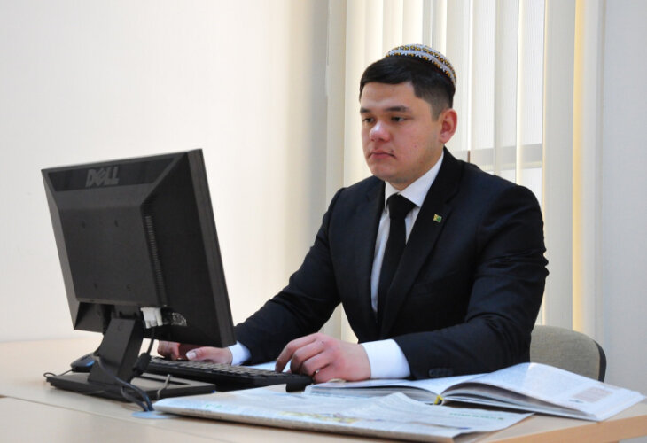Туркменский студент подчеркнул роль творчества Махтумкули в воспитании молодежи