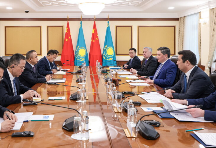 Премьер Казахстана встретился с главой Народного правительства Синьцзяна