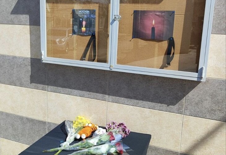 К дипучреждениям России в Туркменистане несут цветы в память о жертвах теракта в «Крокус Сити Холле»