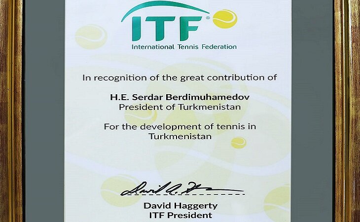 Президент Международной федерации тенниса вручил Сердару Бердымухамедову сертификат ITF