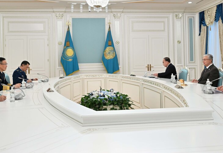 Президент Казахстана провел встречу с главой Минобороны Китая