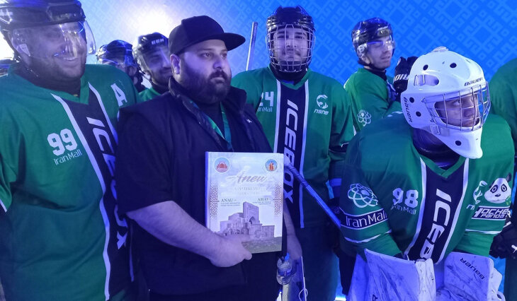 Представители иностранных хоккейных клубов получили в дар книгу президента Туркменистана